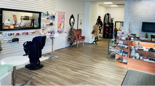 O Studio M à Saint-Jérôme : salon de beauté offrant des produits naturels, coiffure, manucures, soins de détente et conseils personnalisés.