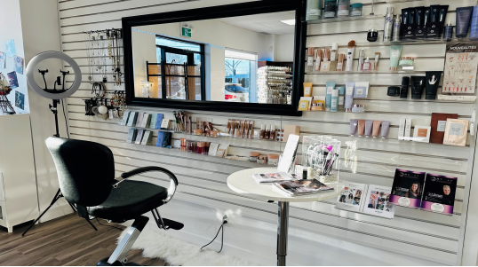 O Studio M à Saint-Jérôme : salon de beauté offrant des produits naturels, coiffure, manucures, soins de détente et conseils personnalisés.